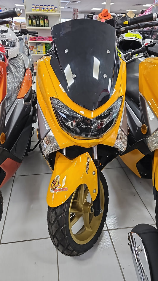 Moto amarilla de combustion 2023